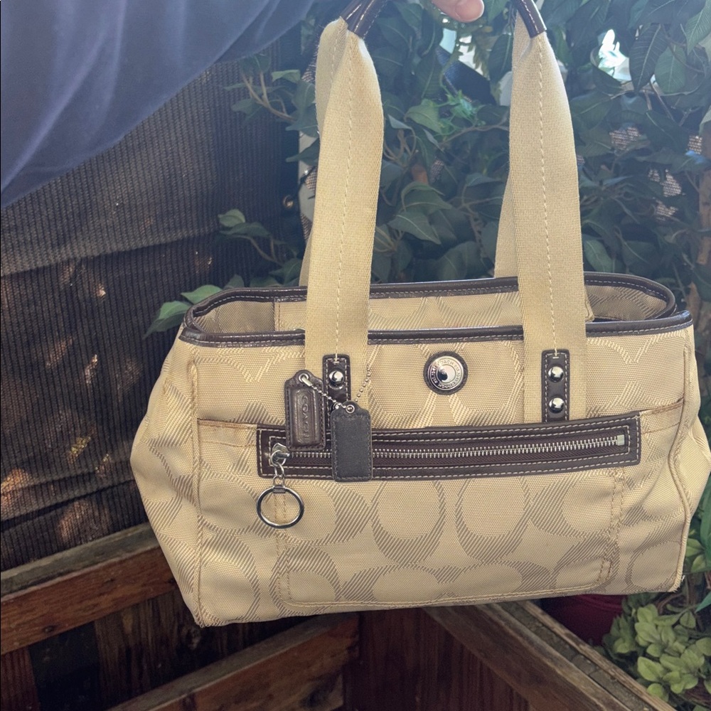 Coach 🚨 Daisy Signature Tote bag in tan/cream with brown trim vintage Y2K